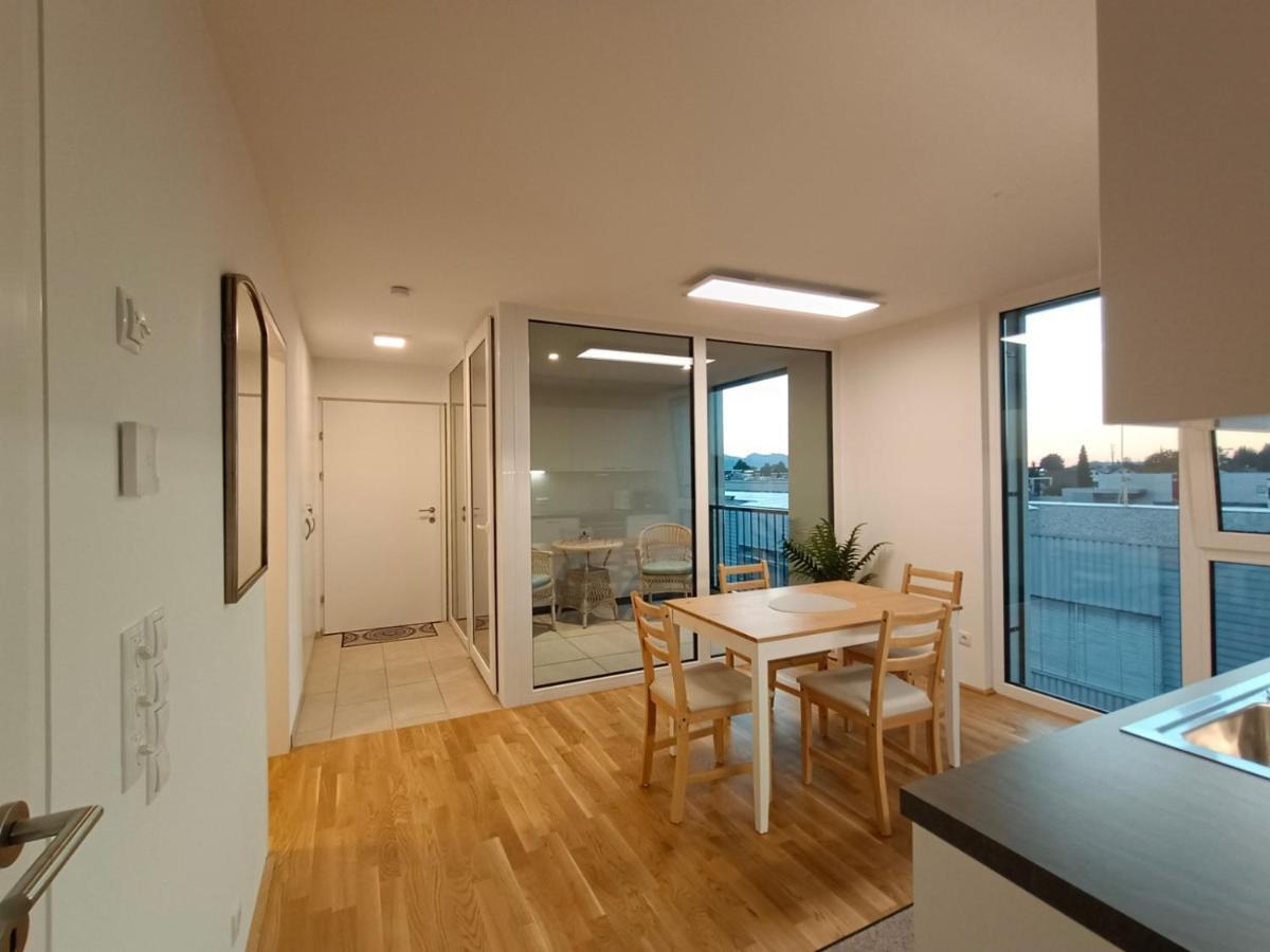 Neu erstellte Wohnung mit Balkon in Hard Exterior foto